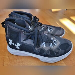Mens size 8 Under armour basketball shoes